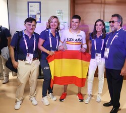 La Reina con Eduardo Santas Asensio, participante en la prueba de Persecución Individual Masculino 3000M-C3, en la quedó cuarto clasificado