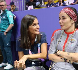 Doña Letizia con Sara Aller Mayo, competidora en Boccia Individual Mujeres - BC4, en la jornada de ayer, día 29