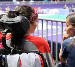 Conversación entre Doña Letizia y Sara Aller Mayo, en la grada