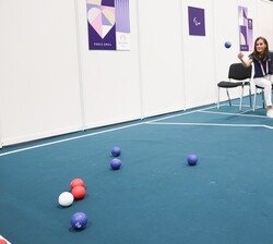 Doña Letizia toma una práctica de Boccia