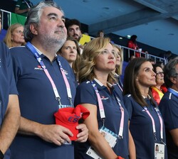 La Reina durante la intepretación del Himno de España en la prueba de Natación, en el Paris La Defense Arena