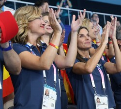 Doña Leticia aplaude durante la prueba de natación