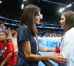 Doña Letizia conversa con la nadadora Anastasiya Dmytriv
