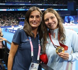 Doña Letizia junto a Anastasiya Dmytriv, Medalla de Oro en la categoría de Mujeres 100M Braza - SBB