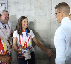 Doña Letizia saluda a Yassine Ouhdadi El Ataby, que consiguió la medalla de oro para España