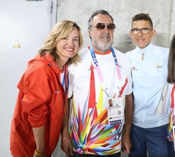 Su Majestad la Reina junto al atleta Yassine Ouhdadi El Ataby y autoridades españolas