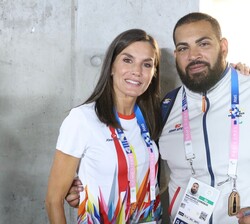 Doña Letizia junto al lanzador de peso español Kim Lopez Gonzalez
