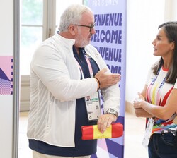 Su Majestad la Reina conversa con un integrante de la delegación española