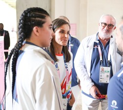 Doña Letizia con Dalia Santiago Moreno y miembros de la delegación española