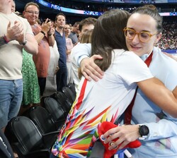 Doña Letizia se abraza con la nadadora María Delgado Nadal, que logró el metal de Bronce en la final de 100 metros espalda
