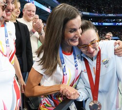 Doña Letizia y María Delgado Nadal, Bronce en 100 metros espalda