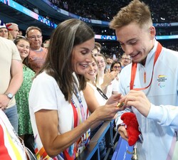 Doña Letizia felicita a Íñigo Llopis Sanz, Oro en 100 metros espalda