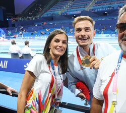 La Reina con Íñigo Llopis y Miguel Carballeda Piñeiro, presidente del Consejo General de la ONCE