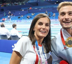 La Reina con Íñigo Llopis, que muestra su medalla de oro
