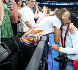 Doña Letizia felicita a Teresa Perales, que consiguió la medalla de Bronce en 50 metros espalda