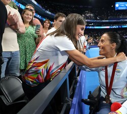 Doña Letizia y la nadadora Teresa Perales comparten la alegría por la medalla conseguida
