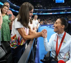Satisfacción de la Reina y Teresa Perales tras conseguir la medalla de Bronce en 50 metros espalda