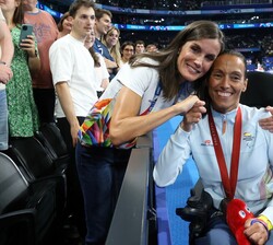 Momento de alegria de la Reina con Teresa Perales