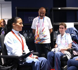 Momentos de conversaión de Doña Letizia con con Teresa Perales y equipo