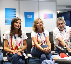 La Reina durante la conversación con Teresa Perales