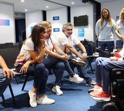 Momentos compartidos de conversación de Doña Letizia con el equipo de natación