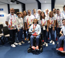 Su Majestad la Reina con el equipo de natación