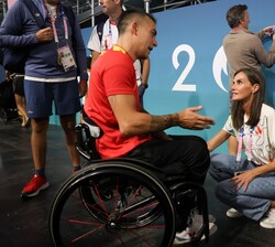 La Reina conversa con Roberto Eder Rodríguez Sánchez