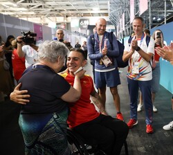 Doña Letizia comparte el momento de alegría con Roberto y su familia