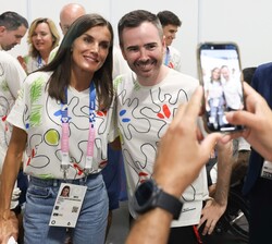La Reina con los deportistas y delegación