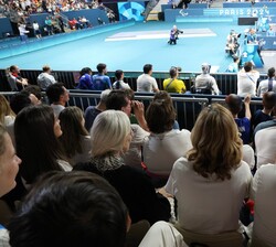 Doña Letizia en la grada durante el parido de tenis de mesa de Roberto Eder Rodríguez Sánchez
