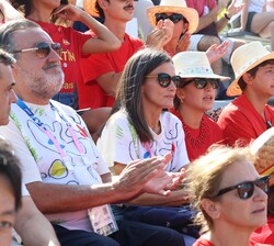 La Reina comenzó la jornada en el Roland-Garros Stadium, donde se desarrollaron los partidos de tenis en silla de ruedas
