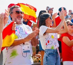 Doña Letizia en la grada del Roland-Garros Stadium celebra la victoria de Martín de la Puente Riobo