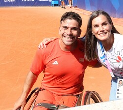 La Reina junto al tenista Martín de la Puente Riobo
