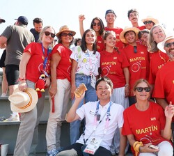 Doña Letizia con los simpatizantes de Martín de la Puente Riobo en el Roland-Garros Stadium