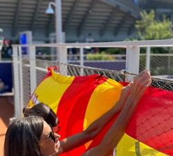 Doña Letizia coloca la Bandera de España en la pista del Roland-Garros Stadium