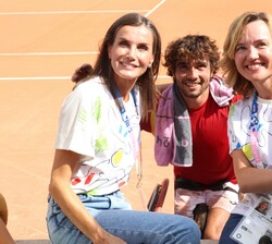 Doña Letizia con el tenista Javier Caverzaschi Arzola y Pilar Alegría Continente, ministra de Educación, Formación Profesional y Deportes