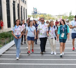 Doña Letizia por la Villa Olímpica con la delegación española