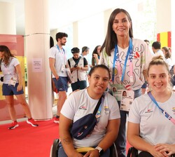 Doña Letizia durante su visita a la Villa Olímpica con los deportistas