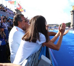 La Reina aplude al paso del triatleta Daniel Molina