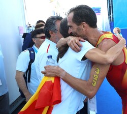 Abrazo de Doña Letizia con Daniel Molina tras su victoria en la prueba de Triatlón