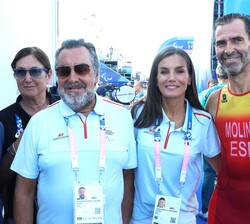 Su Majestad la Reina con el triatleta Daniel Molina y el presidente del
