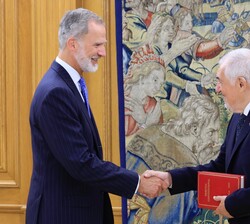 El Rey recibe el saludo de Cándido Conde-Pumpido Tourón, presidente del Tribunal Constitucional 
