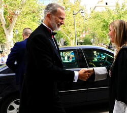 Su Majestad el Rey es recibido, a su llegada al Palacio de Justicia, por la presidenta del Tribunal Supremo y del Consejo General del Poder Judicial, 