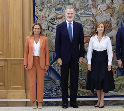 Su Majestad el Rey acompañado por la presidenta Ejecutiva del BCIE, la secretaria de Estado para Iberoamérica y el Caribe y el Español en el Mundo y e