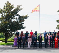 El Rey junto a los miembros de la XXIII promoción del Cuerpo Superior de Interventores y Auditores del Estado