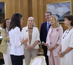 La Reina conversa con los asistentes a la audiencia