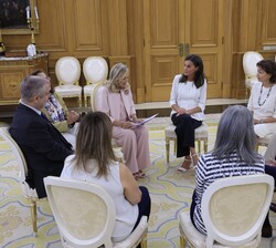 La Reina en un momento de la audiencia con una representación de la Asociación Española de Esclerosis Lateral Amiotrófica – adELA