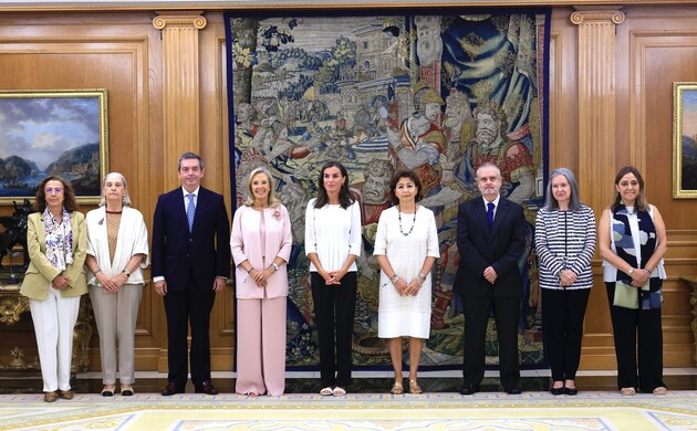 Su Majestad la Reina acompañada durante la audiencia por una representación de la Asociación Española de Esclerosis Lateral Amiotrófica – adELA
