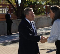 Su Majestad la Reina recibe el saludo del presidente de la Junta de Comunidades de Castilla-La Mancha, Emiliano García-Page