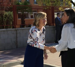 A su llegada, Su Majestad la Reina recibe el saludo de la ministra de Educación, Formación Profesional y Deportes, Pilar Alegría